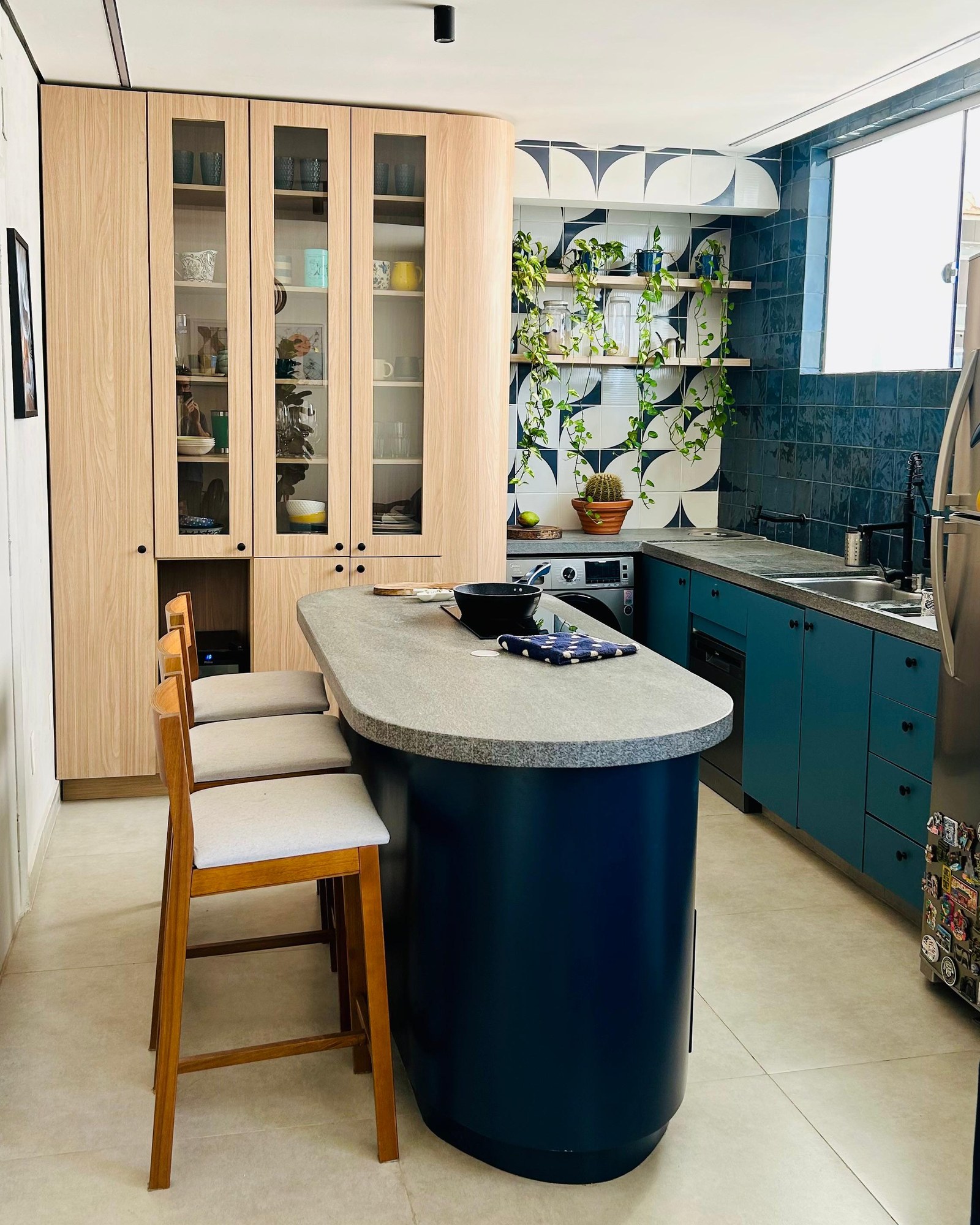 Cozinha com marcenaria azul e revestimento decorativo